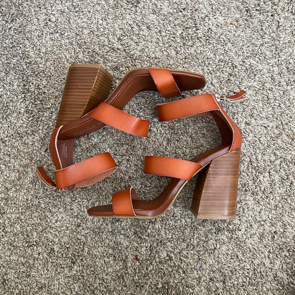 NWOT STEVE MADDEN SANDAL - Picture 2 of 6